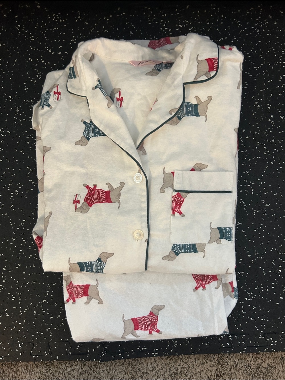 La Vie En Rose White Women’s Cotton Flannel Pajama Set with Red & Blue Dog Print